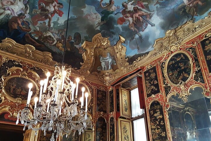 Turin Royal Palace Family Tour: Armory, Holy Shroud Chapel & Royal Gardens