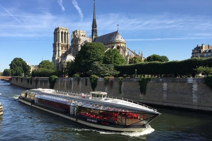Seine Dinner Cruise with Live Music on Bateaux-Mouches photo 2