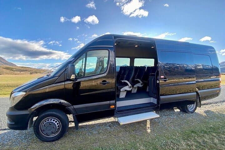 Honolulu Private Executive Minibus — 4-Hour Chauffeured City Experience photo 2