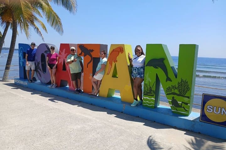 Roatán Suspension Bridge Hike to Waterfalls and Macaw Market photo 5