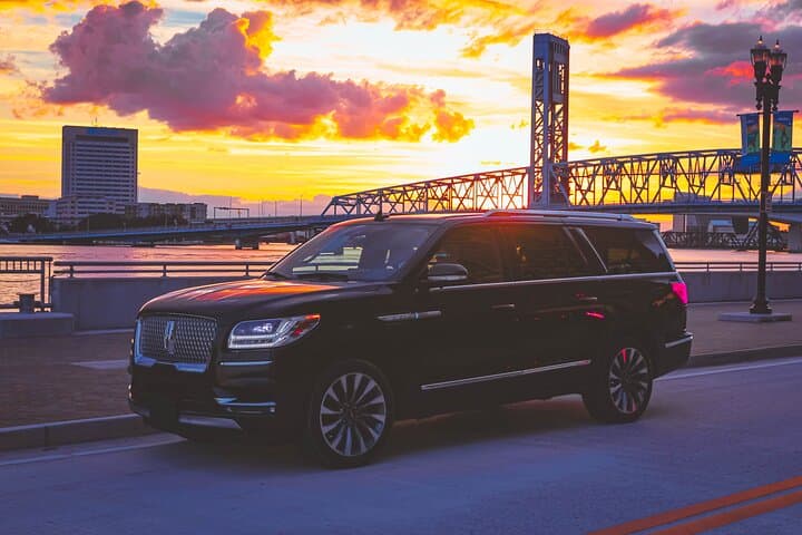 Swift Luxury: JAX Private Black Car Transfer to Downtown Jacksonville