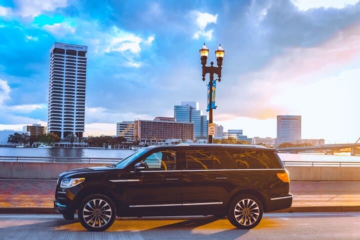 Swift Luxury: JAX Private Black Car Transfer to Downtown Jacksonville photo 2