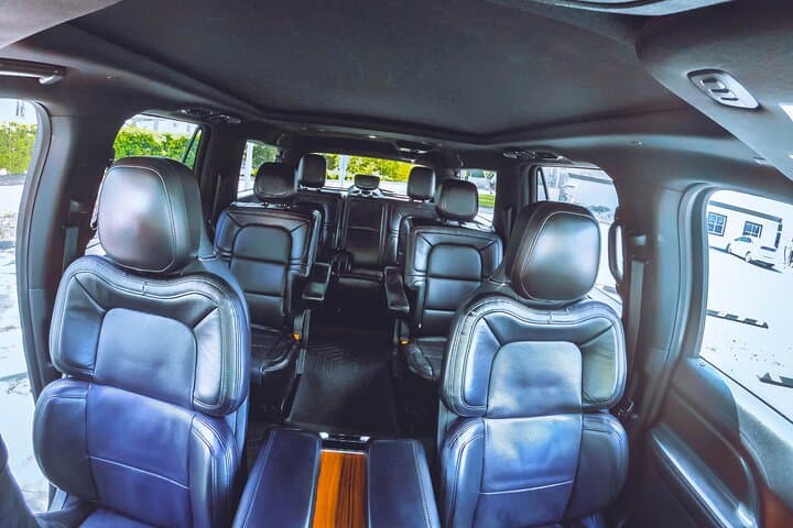Swift Luxury: JAX Private Black Car Transfer to Downtown Jacksonville photo 3