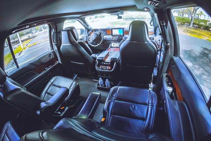 Swift Luxury: JAX Private Black Car Transfer to Downtown Jacksonville photo 4