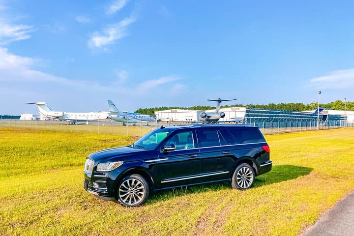 Swift Luxury: JAX Private Black Car Transfer to Downtown Jacksonville photo 5