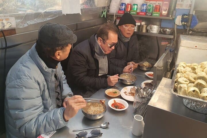 Seoul Small-Group Highlights Tour: Gyeongbokgung, Jogyesa & Insadong in One Day photo 2
