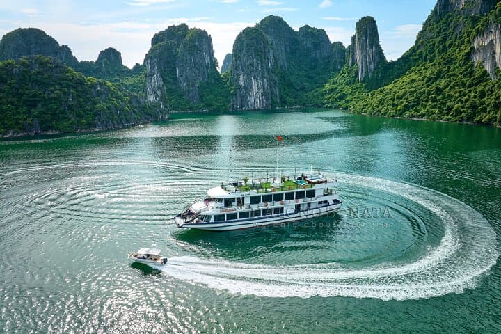 Halong Bay One-Day Cruise from Hanoi: Caves, Kayaking & Limousine Shuttle photo 3