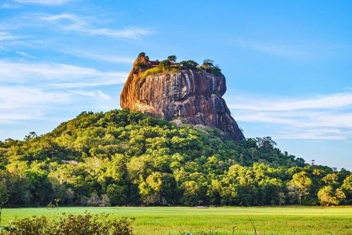 Sigiriya & Dambulla Day Tour: Climb Lion Rock and Visit the Dambulla Cave Temples