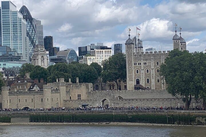 Tower of London Self-Guided Walking Tour & Scavenger Hunt — 3.4 km Historic Thames Route