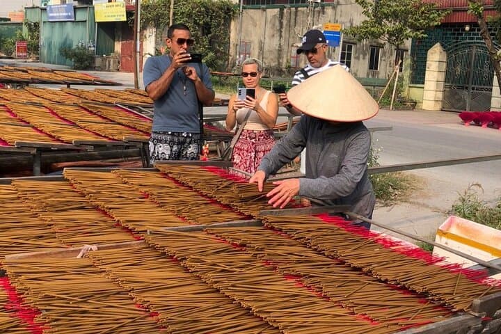 Discover Hanoi's Ancient Villages: Duong Lam, Incense & Conical Hat Crafts photo 3