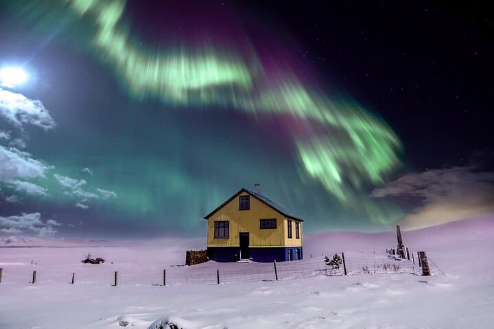 Private Northern Lights Hunt from Reykjavik with Photos and Icelandic Treats photo 2