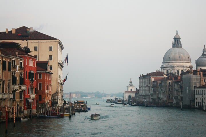 Shared Gondola Ride on Venice's Grand Canal — 30-Min Experience photo 5