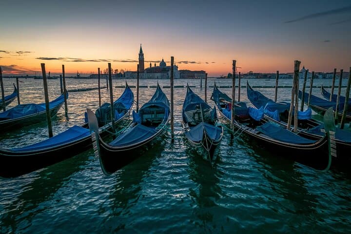 Shared Gondola Ride on Venice's Grand Canal — 30-Min Experience photo 6