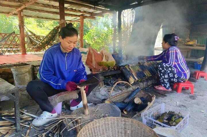 Battambang Full-Day: Bamboo Train, Handicrafts & Phnom Sampov Bat Caves