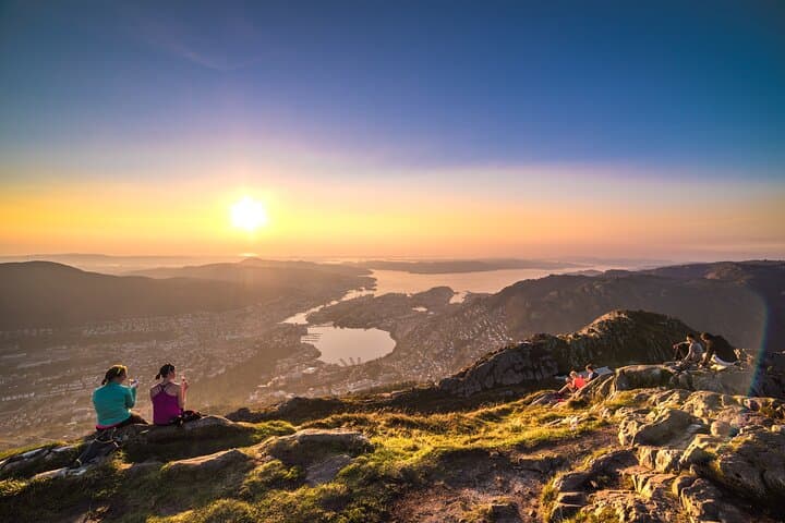 Bergen by Night: Fløyen Funicular & Ulriken Cable Car Dinner Experience