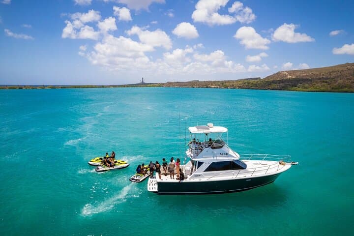 Private Full-Day Boat Trip to Klein Curacao: Snorkel Sun & Shipwrecks