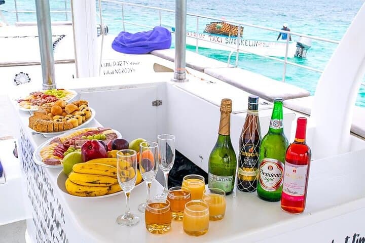 Punta Cana Catamaran Party: Parasailing, Hookah Diving & Snorkel Tour
