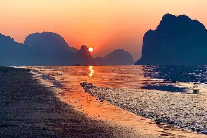 Cat Ba Sunset Kayak and Bioluminescent Plankton Night Tour photo 3