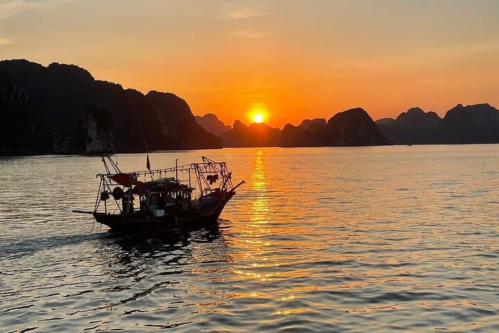 Luxury Private Yacht in Halong Bay: 3-Hour Sunset Cruise with Kayaking photo 3