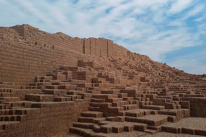 Explore Huaca Pucllana and Miraflores: 3-Hour Cultural Walk from Lima