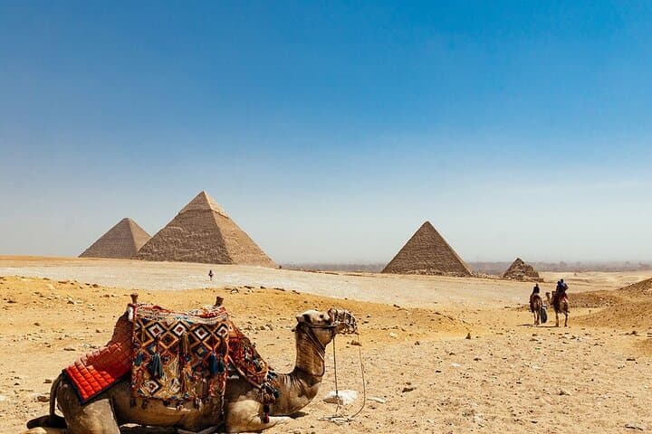 Cairo to the White Desert: 5-Day Pyramids, Bahariya Oasis & Bedouin Camp