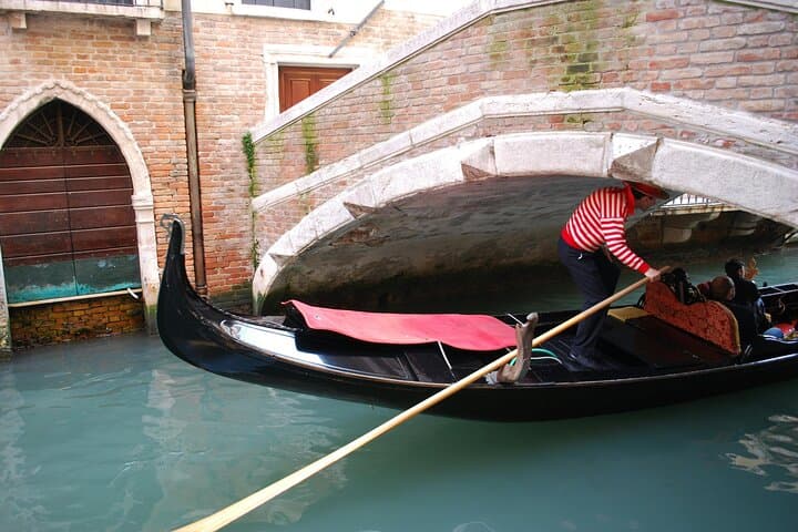 Shared Gondola Ride on Venice's Grand Canal — 30-Minute Classic Experience photo 2