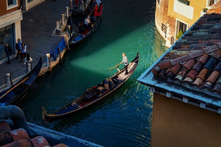 Shared Gondola Ride on Venice's Grand Canal — 30-Minute Classic Experience