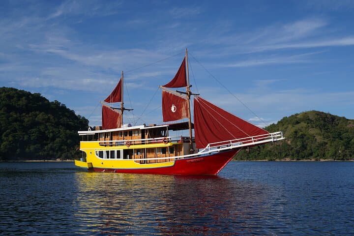 3-Day Komodo Liveaboard: Padar, Pink Beach, Mantas & Komodo Dragons
