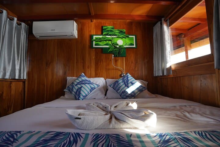 3-Day Komodo Liveaboard: Padar, Pink Beach, Mantas & Komodo Dragons photo 2