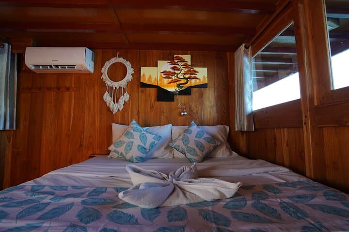 3-Day Komodo Liveaboard: Padar, Pink Beach, Mantas & Komodo Dragons photo 3