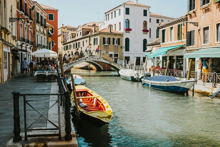 Glide and Discover: Venice Gondola Ride and Guided Walking Tour photo 4