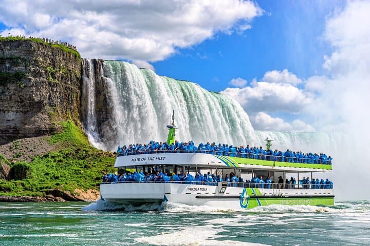 Experience Niagara Falls at Night: Maid of the Mist and Illumination Tour photo 3