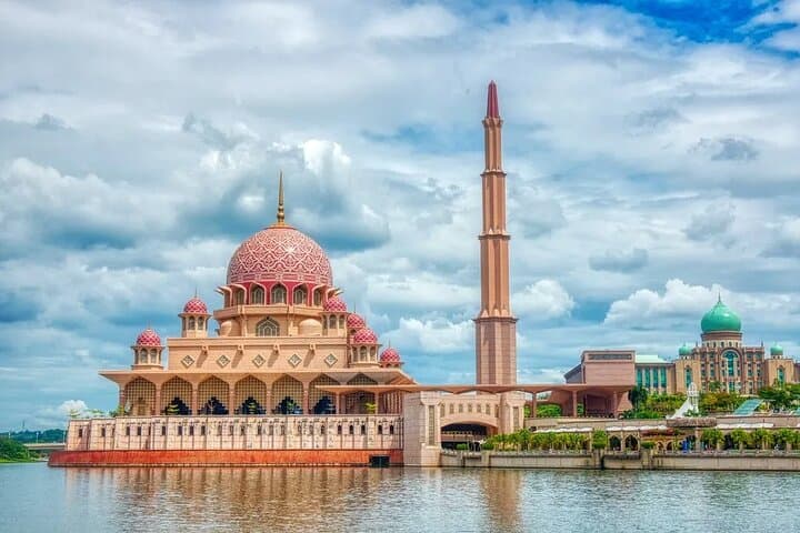 Putrajaya Pink Mosque & Shah Alam Blue Mosque: Day Tour from Kuala Lumpur