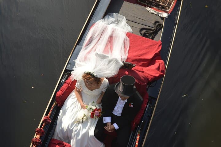 Hamburg Gondola Ride on the Alster: Private Venetian Gondola Experience photo 3