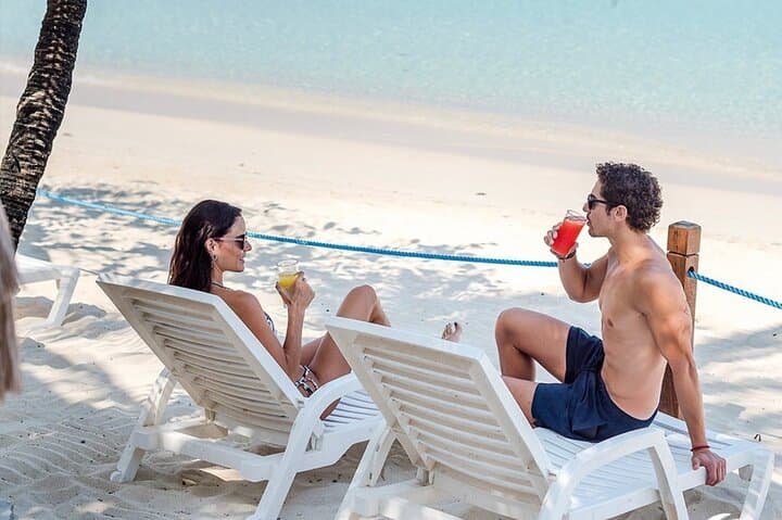Roatán West Bay Beach Club Day Pass with Private Driver photo 2