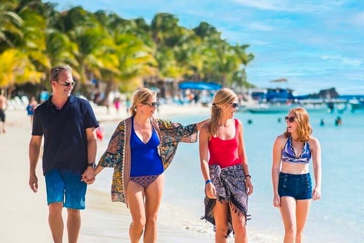 Roatán West Bay Beach Club Day Pass with Private Driver photo 5
