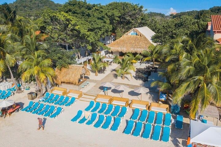 Private Beach Club Day at West Bay Beach, Roatán — San Simón & Mayan Princess photo 3