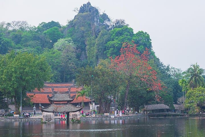 Hanoi Ancient Wonders: Thay Pagoda & Duong Lam Ancient Village Private Tour