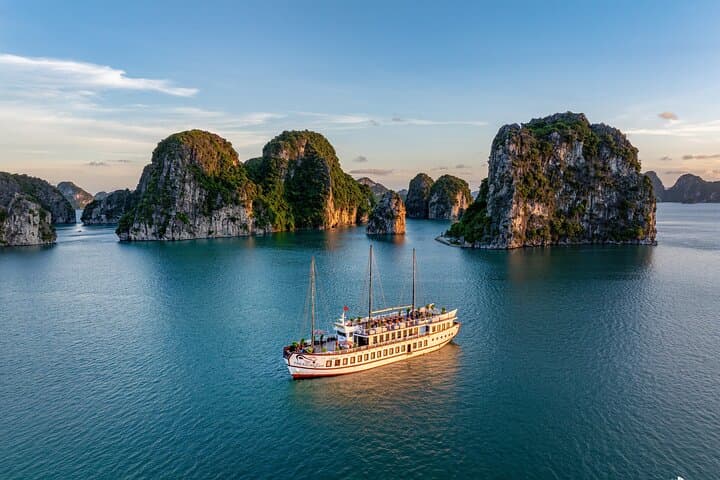 2-Day Bai Tu Long Bay Cruise from Hanoi: Kayaking, Squid Fishing & Vung Vieng Village