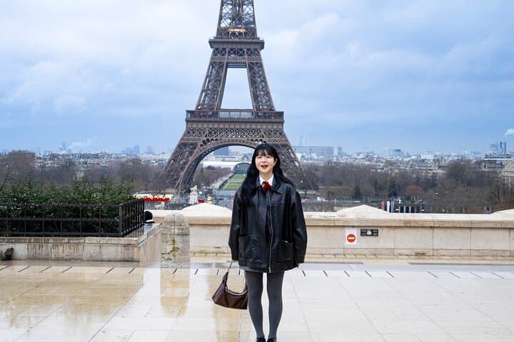 Exclusive Eiffel Tower Photoshoot: Chic Parisian Portrait Session photo 6