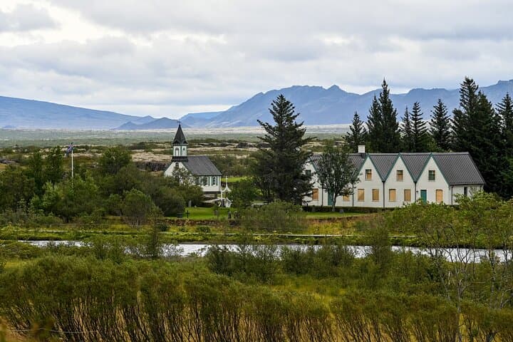 Golden Circle Minibus Day Tour — Thingvellir, Gullfoss, Geysir & Kerið photo 3