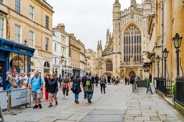 Southampton to London: Private Transfer with Stonehenge Stop and Self-Guided Bath Visit