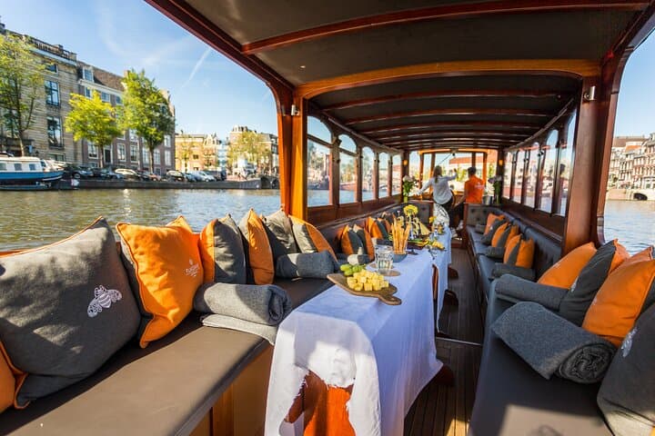 Classic Amsterdam Canal Cruise with Drinks and Dutch Cheese