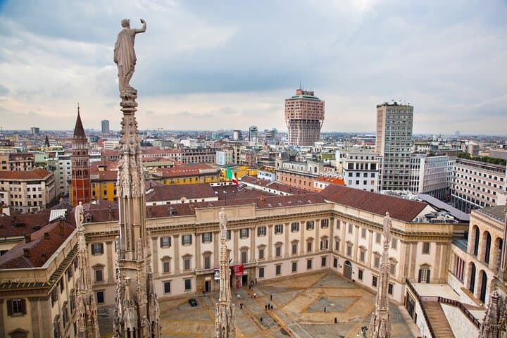 Bike Tour of Milan Old Town: Duomo, Sforza Castle & Quiet Nature Routes photo 6