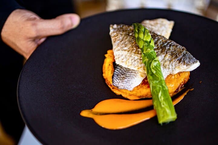 Paris Seine Dinner Cruise: Rooftop Aperitif, 3‑Course Meal & Live Singer photo 6