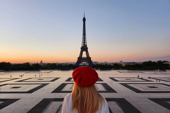 Sunrise Bike Tour in Paris: Beat the Crowds to Eiffel, Louvre & Marais photo 1