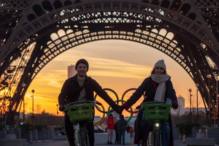 Sunrise Bike Tour in Paris: Beat the Crowds to Eiffel, Louvre & Marais photo 2