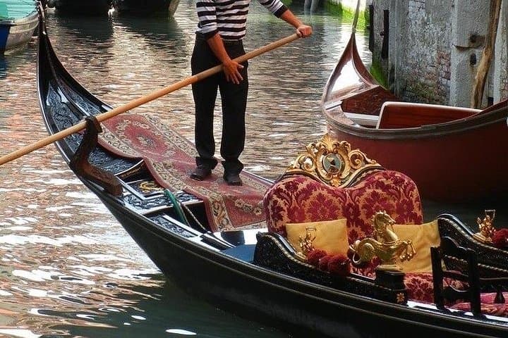 Gondola beneath the Bridge of Sighs: 30-Minute Romantic Ride in Venice photo 4