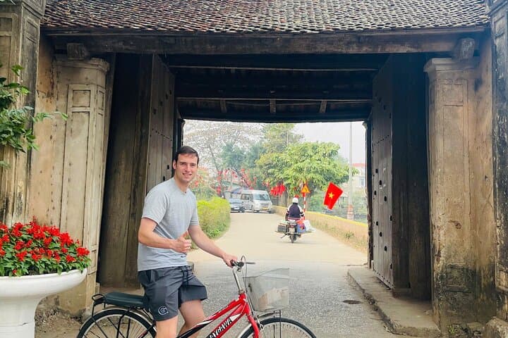 Hanoi private tour: Duong Lam ancient village, Quang Phu Cau incense & Non La craft photo 3