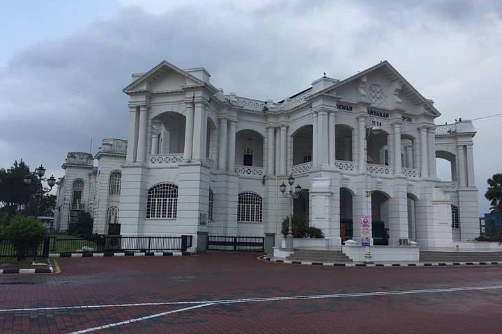 Kuala Lumpur to Ipoh Day Tour: Caves, Colonial Lanes & Kelie's Castle